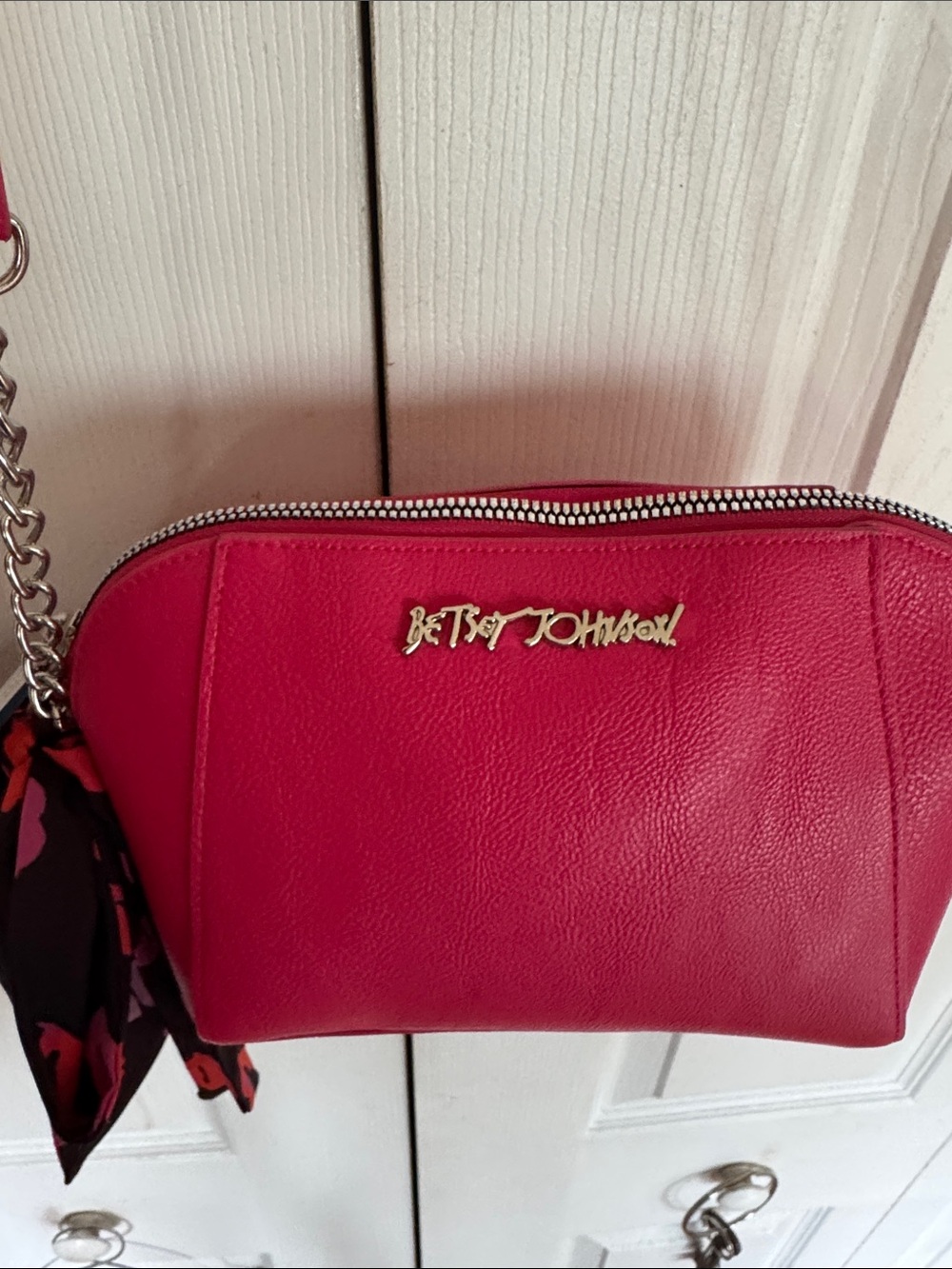 Betsey Johnson Hot Pink Crossbody Bag with Black Lip-Print Scarf - Picture 6 of 6